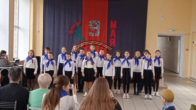 Четвёртый класс на школьном этапе солдатской песни.